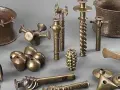 Colección de **herramientas de la edad de los metales**, incluyendo vasijas, soportes y objetos ornamentales de bronce y cobre.