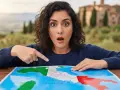 Mujer sorprendida señalando un mapa de Italia con la bandera italiana.