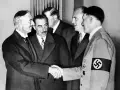 Neville Chamberlain y Adolf Hitler se dan la mano en la conferencia de Múnich, un momento clave de la historia.