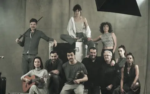 Elenco posa con espada y guitarra, evocando un resumen de Tirant lo Blanc.