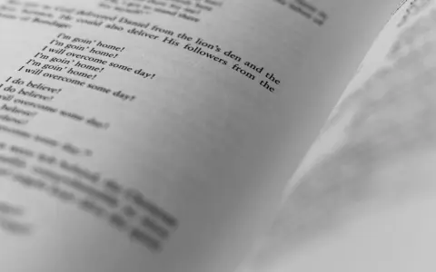 Página de libro con versos repetitivos, como "I'm goin' home!", que ilustran cómo escribir diálogos con emoción y ritmo.