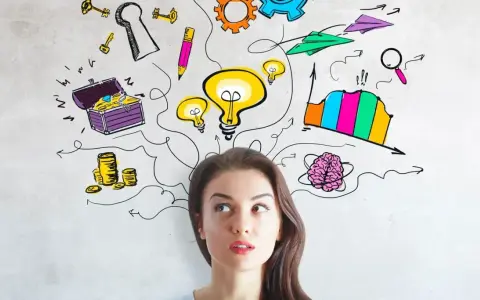Mujer pensativa con ideas brillantes: bombillas, tesoro, llaves, lápiz, cerebro, gráficos y aviones de papel, todo son cosas para escribir.
