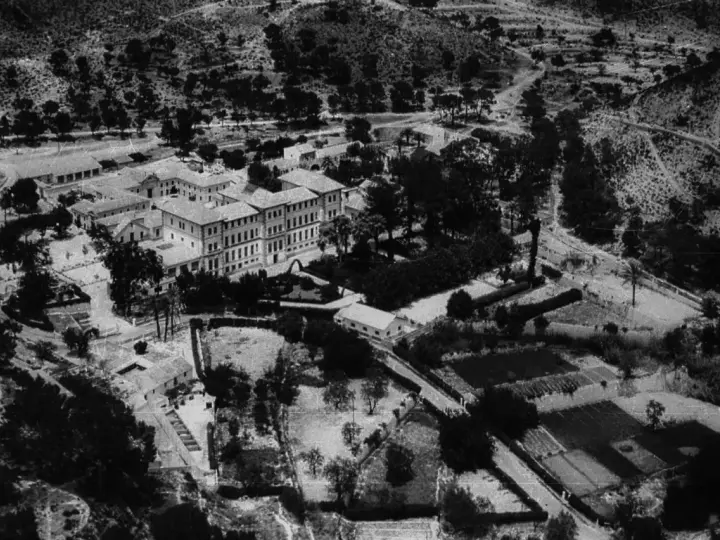 Vista aérea del preventorio Aguas de Busot, un complejo de edificios rodeado de vegetación y campos.