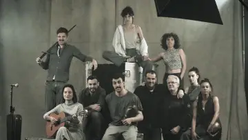 Elenco posa con espada y guitarra, evocando un resumen de Tirant lo Blanc.