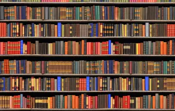 Estanterías repletas de libros que hay que leer antes de morir. Una vasta colección de conocimiento y aventuras esperando ser descubiertas.