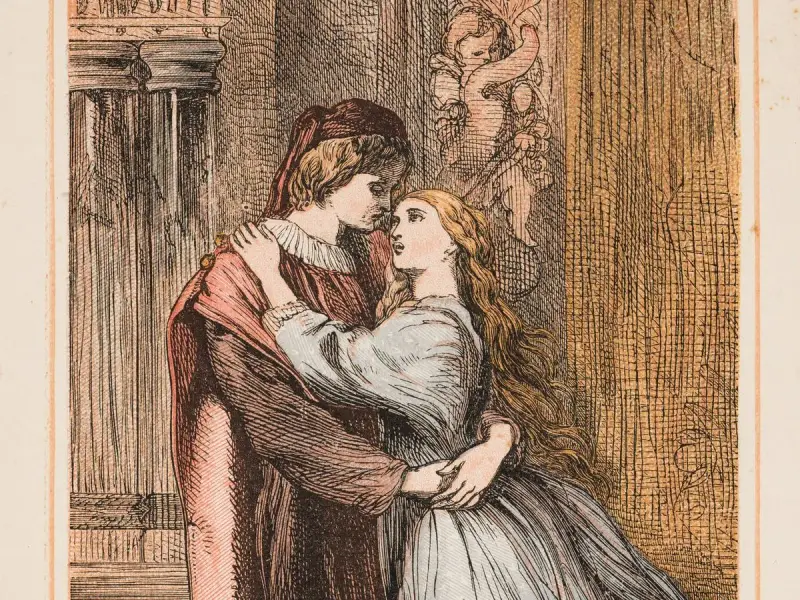 Los **romeo y julieta personajes** se abrazan apasionadamente. Ella, con cabello largo y vestido azul, lo mira con anhelo. Él, con túnica roja y gorro, la rodea con ternura.