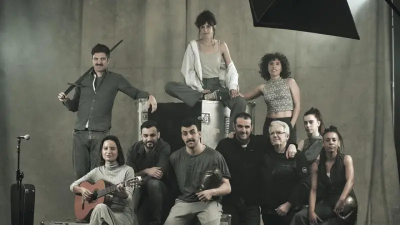 Elenco posa con espada y guitarra, evocando un resumen de Tirant lo Blanc.